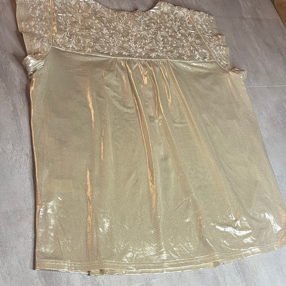 Savanna Jane- Shimmery Gold Floral Top with embroidery-size Large - Picture 8 of 12